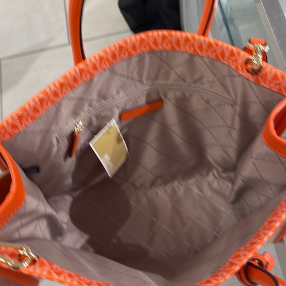 Michael Kors Mirella Medium Ombré Logo Tote Bag
Poppy
NWT - Picture 8 of 16